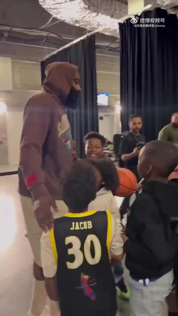 哈登賽后對小朋友：聽你們家長的話，總有一天你們也會打進NBA