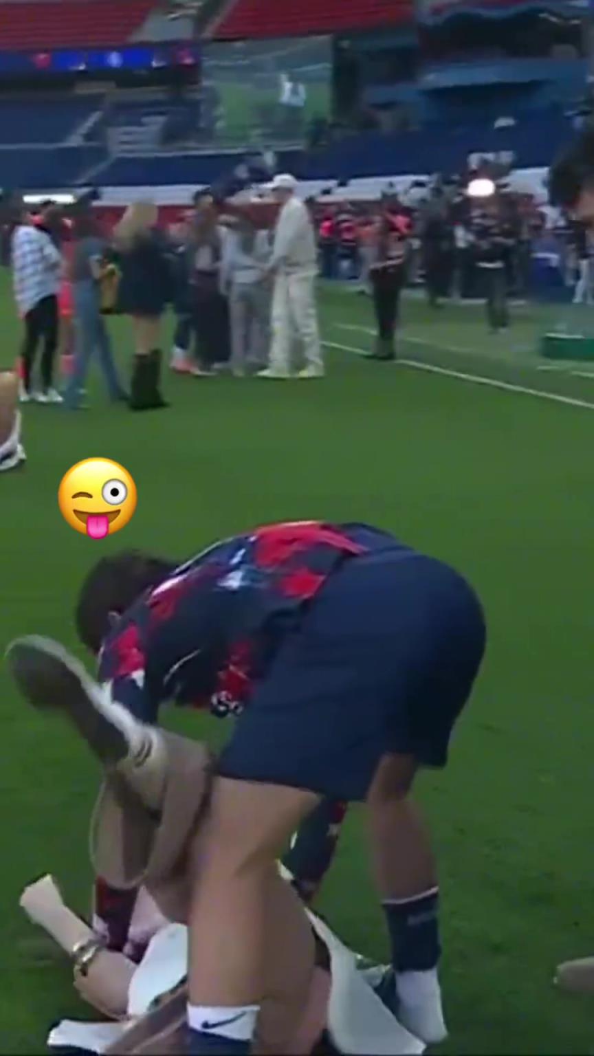 玩這么花！？?jī)?nèi)維斯在家人面前把自己女友按倒在地